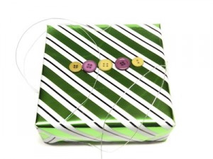 wrap christmas gifts with button