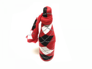 DIY wine bottle gift wrap
