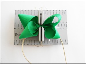 how to make a simple bow out of ribbon