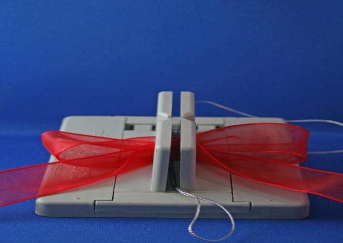 how to make a ribbon bow for gift wrapping