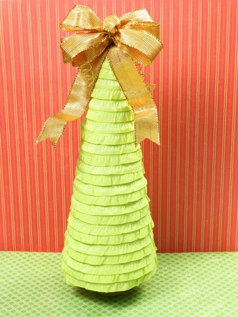 Christmas Home Decor Crafts: Ruffled Ribbon Christmas Tree