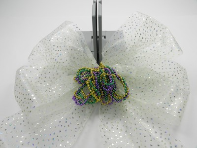 Make a Fun and Colorful Mardi Gras Wreath from bead