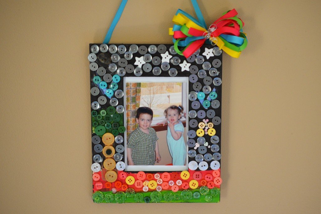 Kids Craft Button Mosaic Picture Frame www.bowdabrablog.com @bowdabra