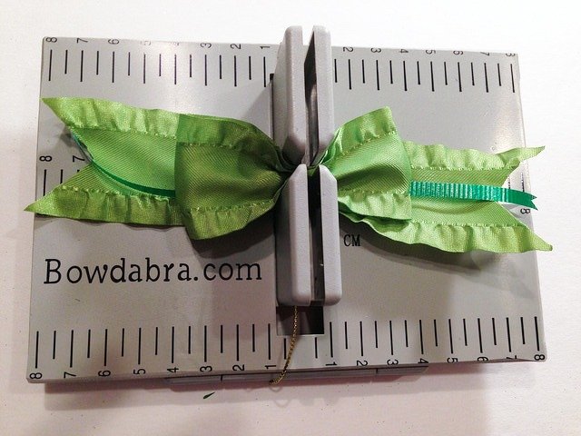 make a bow with ribbon 