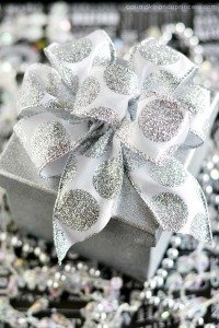 How to make a gift bow with a Bowdabra
