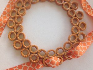 Design pretzel wreath Bows