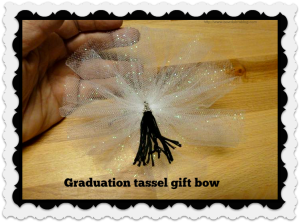 Graduation tassel gift bow 