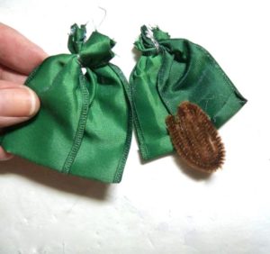 step-by-step instructions for Christmas Tree Hair Clip 