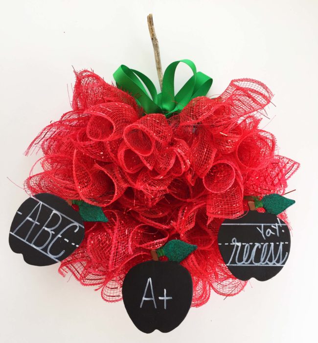 beautiful DIY apple wreath for teacher’s gifts