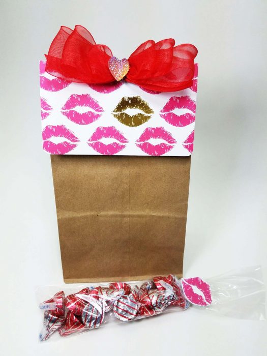 make a bow with ribbon - Valentine treat bags