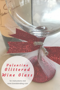 Glittered Wine Glass for the Perfect Valentine's Gift 