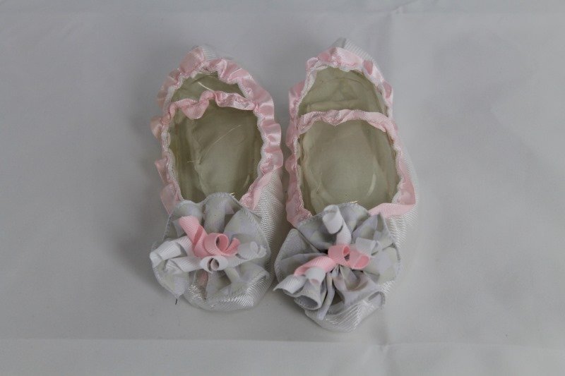 little girl's shoe bows